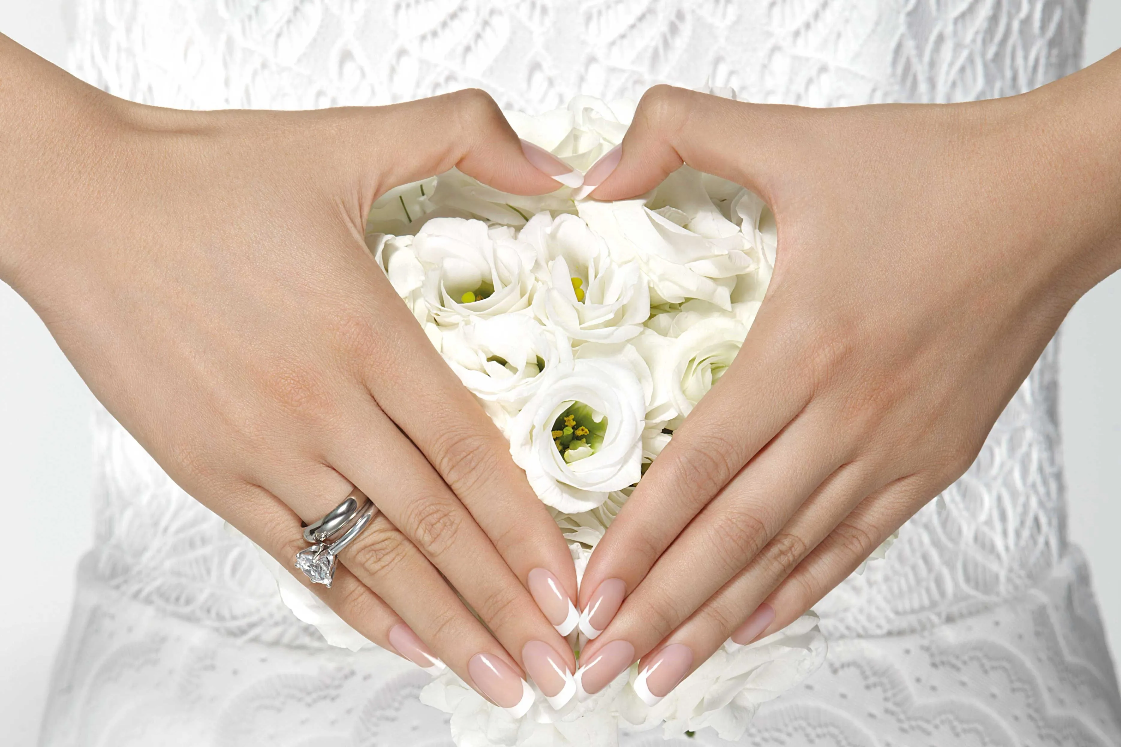 Frau bildet mit Fingern ein Herz