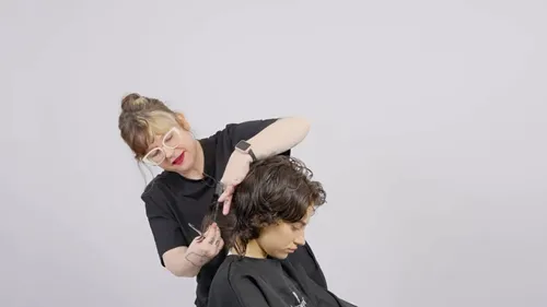 Mixie Cut für lockiges Haar | Schritt-für-Schritt-Anleitung für einen Pixie-Vokuhila