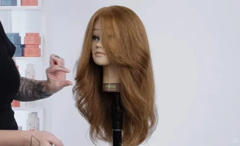 Schmetterlingsfrisur im Stil der 70er | Schritt-für-Schritt-Anleitung