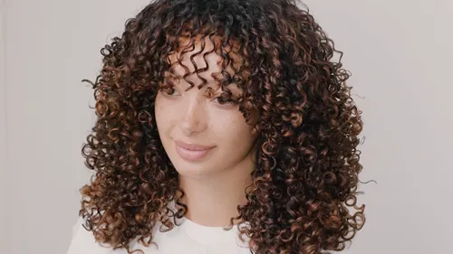 Lockiges Haar stylen