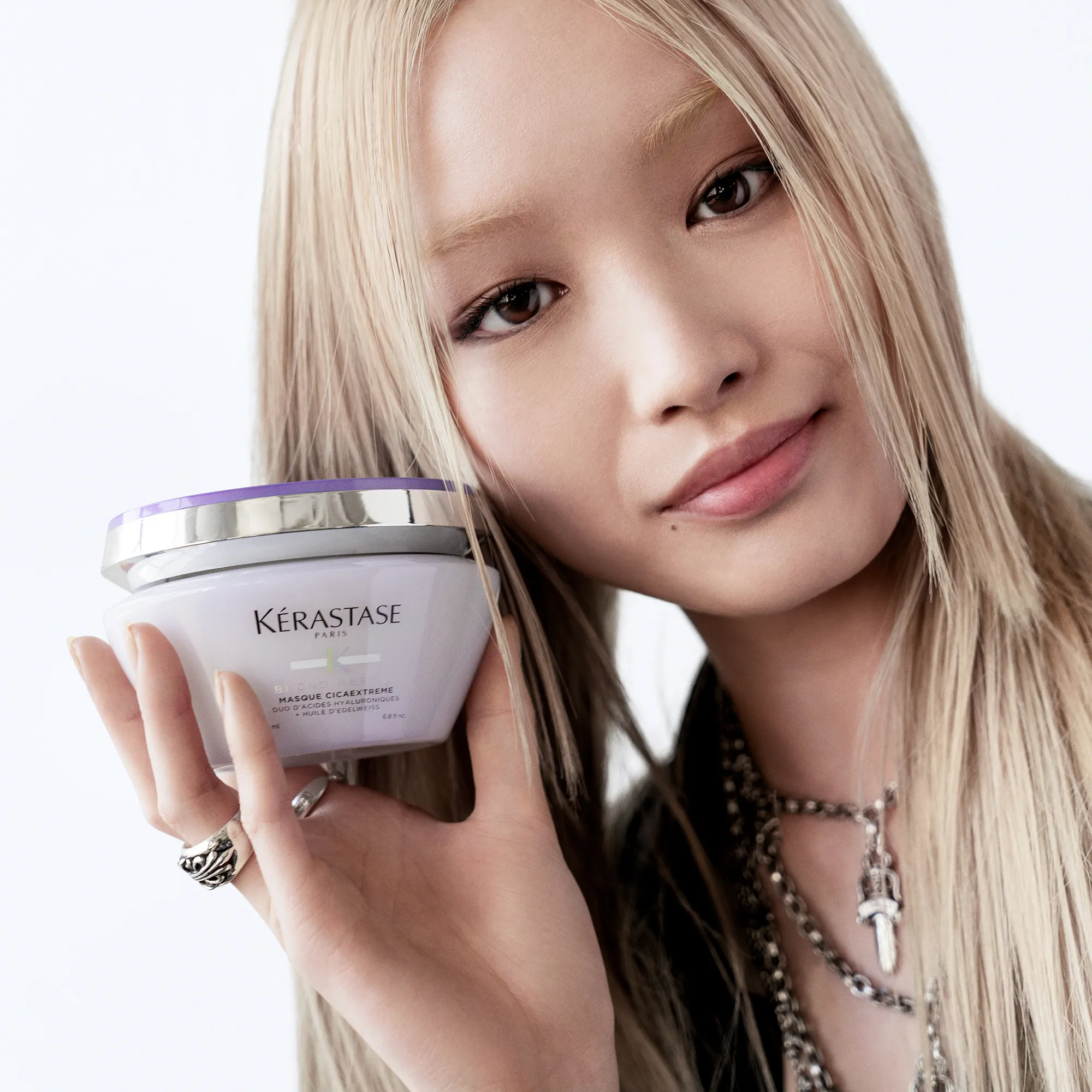 Blondine mit Blond Absolu Ultra Violet Maske