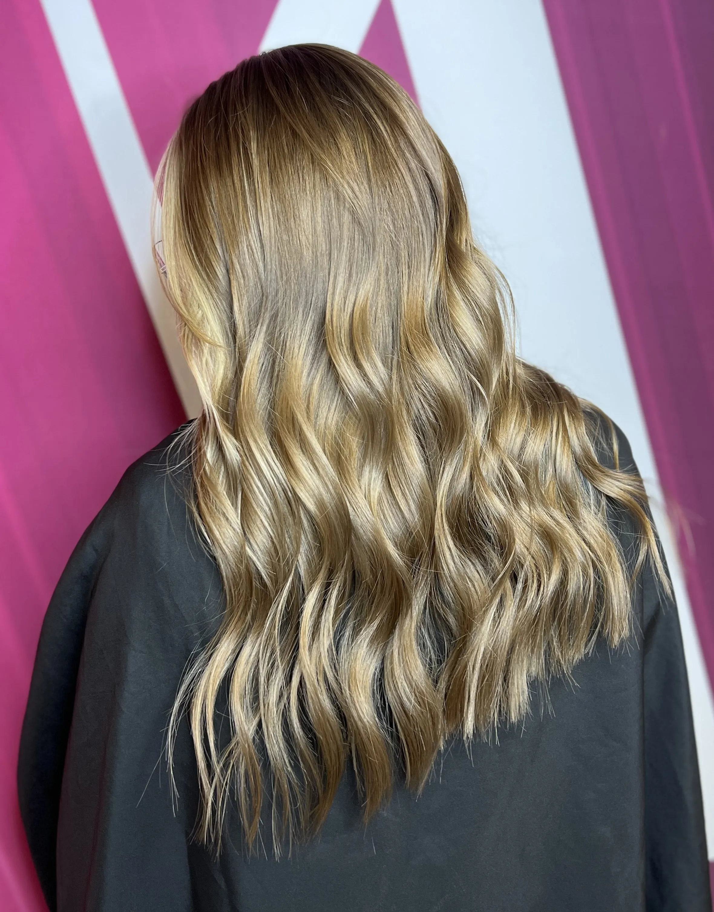 Frau mit Beach Waves in warmem Bronde