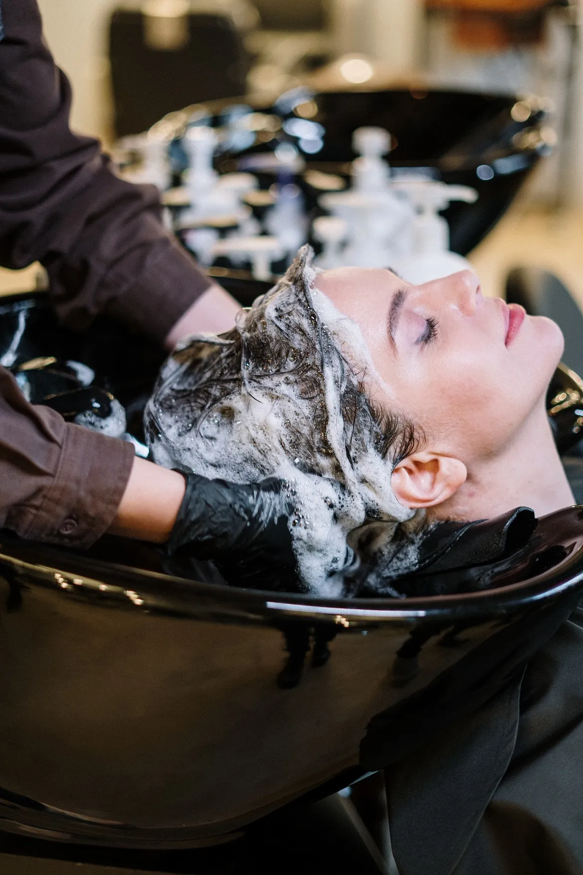 Haare waschen im Salon
