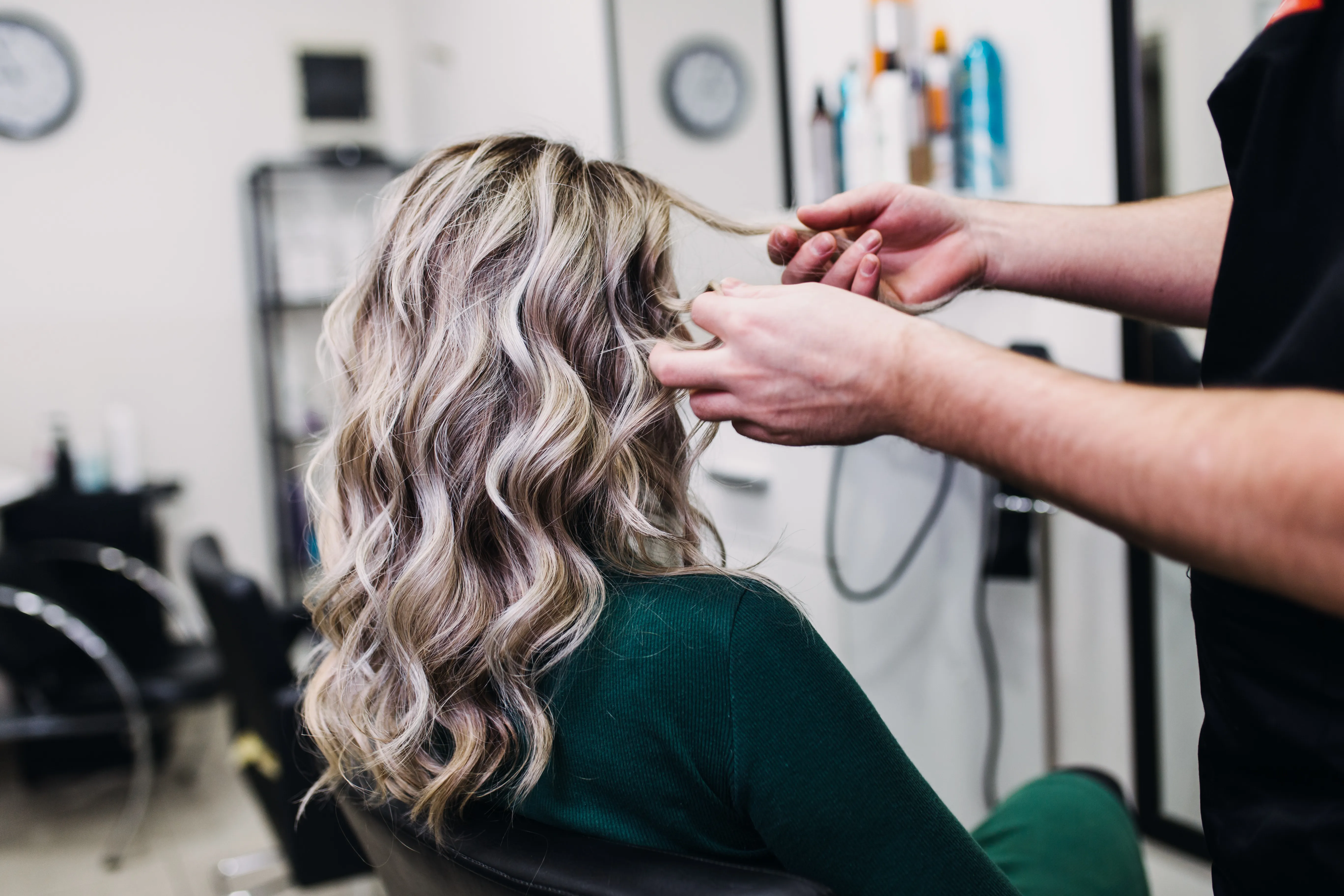 Blondine beim Friseur
