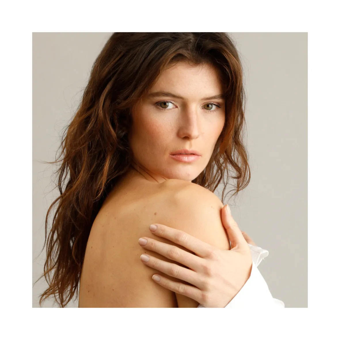 Brünette Frau mit langen Haaren