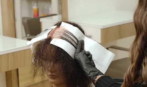 Kirschschokoladenbraune Haarfarbe für lockiges Haar | Rezeptur & Anleitung