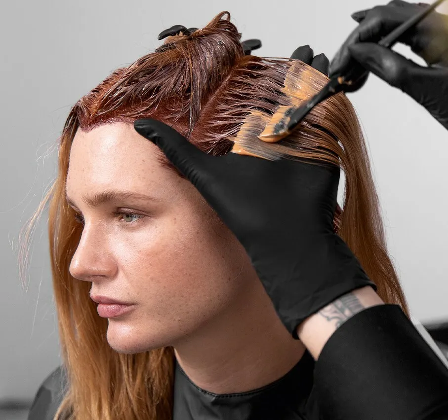 Frau mit kupferroten Haaren werden die Haare gefärbt