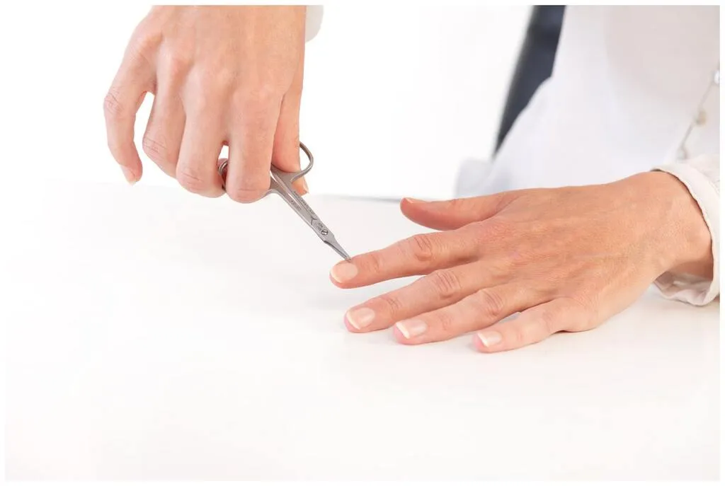 Canal Hautschere gebogen rostfrei 9cm