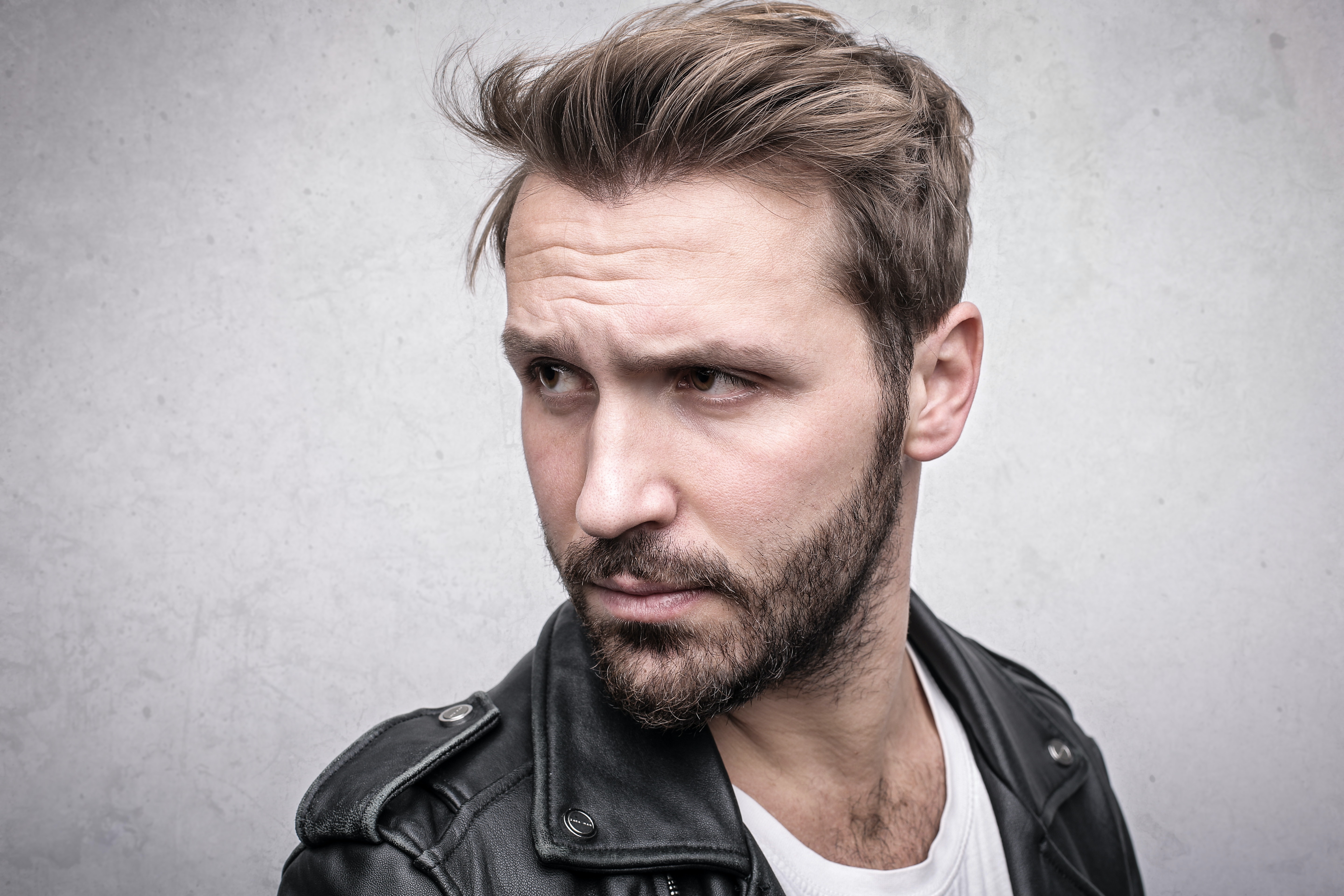 Dunkelblonder Mann mit gestylten Haaren
