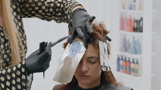 How-To: Cooles brünettes Haar mit kräftigen Highlights